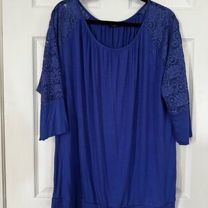 Chic Blue Blouse with Lace Sleeves and Relaxed Fit